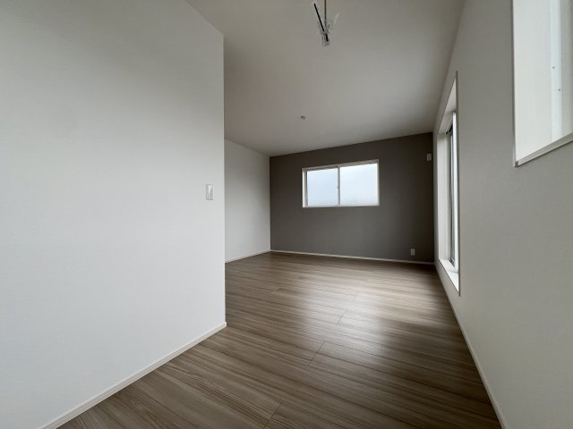 【古河市女沼　7号棟◆10帖洋室】一面にアクセントクロスを採用！落ち着きのある空間となっております！ウォークインクローゼットも完備！