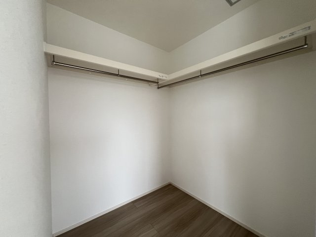 【古河市女沼　7号棟◆ウォークインクローゼット】ハンガーパイプと棚板が備わった、大容量の収納空間です。季節物の衣類や家電などもまとめて収納でき、お部屋をすっきり保てます。