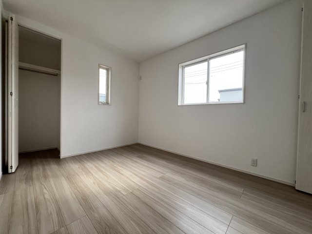【古河市女沼　7号棟◆6帖洋室】2面に窓があり心地よい光と風が通り抜けます！耐震性能もバッチリ備わっており、大切なご家族が安心して夜もぐっすり眠れる空間です！