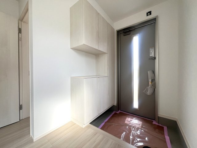【古河市女沼　7号棟◆玄関】玄関ドアにはスマートコントロールキーが標準装備。リモコンキーは、カバンに入れた状態でワンタッチ開錠出来る優れもの！