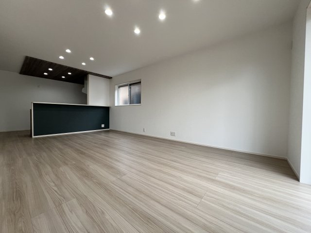 【古河市女沼　7号棟◆18帖LDK】対面式キッチンからはお庭まで見渡せ、お子様の様子も見守ることができます！