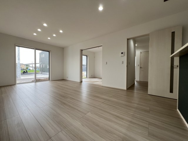【古河市女沼　7号棟◆18帖LDK】ソファーやテーブルセットなどを置いてもゆとりある広さです！