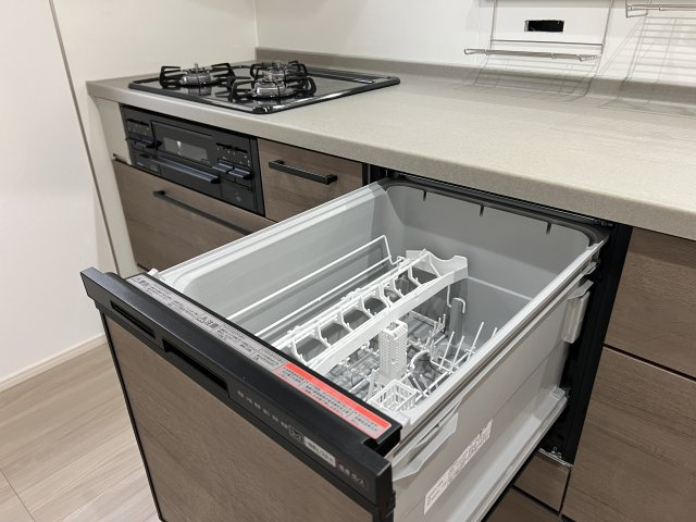 【古河市女沼　7号棟◆キッチン】共働き世帯に嬉しい食洗機付きキッチンです！作業スペースが広く、お子様とのお料理も楽しめます♪