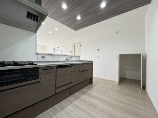 【古河市女沼　7号棟◆キッチン横収納】階段下を有効利用した収納があります。掃除用具入れにも利用できますね！