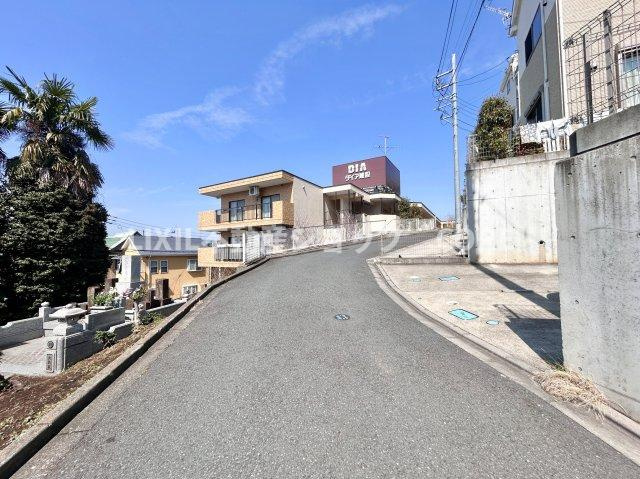 前面道路は閑静な住宅地をはしる車通りの少ない道路。お車の出し入れが苦手なママや小さなお子様にも安心。