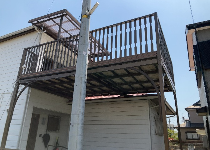 バルコニーは、室外の専用スペースのうち、「屋根がなく開放された空間」であるものを指します。ベランダより広いタイプのものが多く、日当たりもよいため家庭菜園などを楽しみたい人にとって適した環境となります。