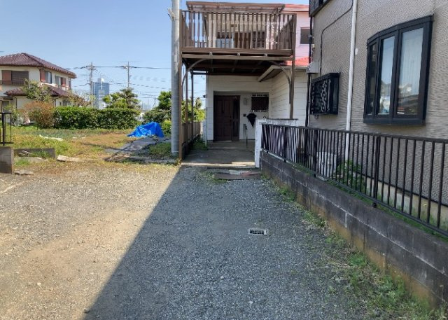 玄関ポーチにおいて最も重視すべきと言っても良いのが広さです。適切な広さの玄関ポーチでないと外見的なバランスは崩れてしまいますし、何より使いにくくなってしまいますので、現地で実際に下見をしてみましょう！