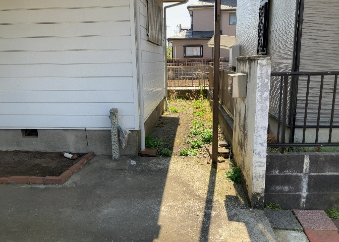 庭のある家に住むことのメリットとして、子どもたちの遊び場を確保できること、ガーデニングや家庭菜園を楽しめること、明るさを確保できることがあります。また、配置を工夫することでプライバシーが確保できます。