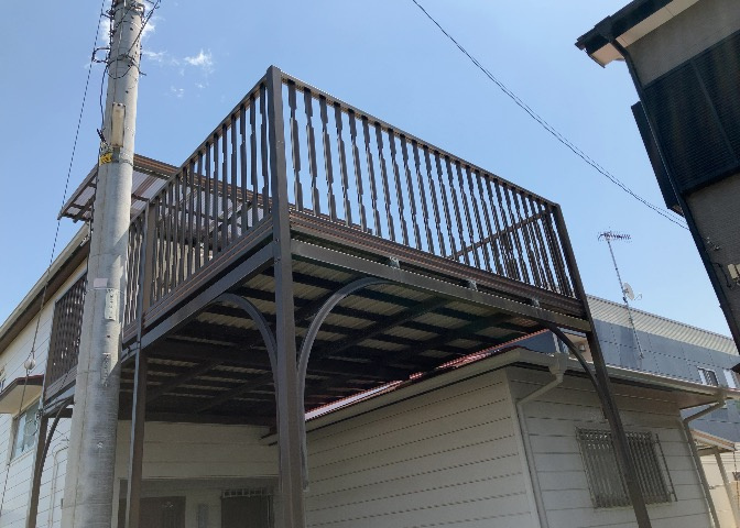 バルコニーは、建物内から室外へ楽に出入りできる便利なスペースです。また、バルコニーには手すりを付けることが義務付けられており、手すりの高さは110cm以上で施工することが建築基準法で定められています。