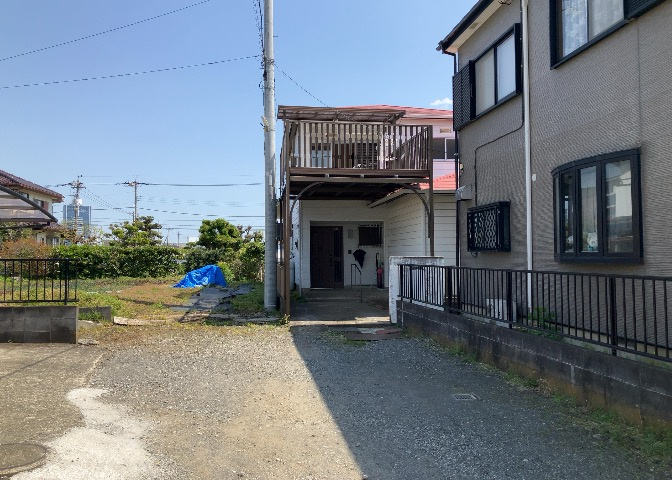住宅用の土地では前面道路に2m以上接していなければならないと法律で定められています。しかし、お持ちの車のサイズやライフスタイルなどにより、2mでは利便が悪い場合もございますので、事前に確認しましょう。