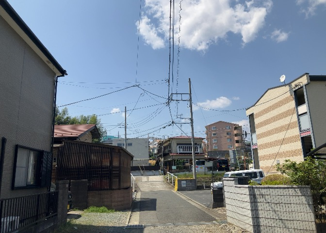 眺望を気にして物件を探す場合、前面に建物が建っていないか現地で確認しましょう！前面に建物があると景色はもちろん、日当たりや風通しにも影響が出てきます。住んだ時のことを想像しながら現地見学をしましょう。