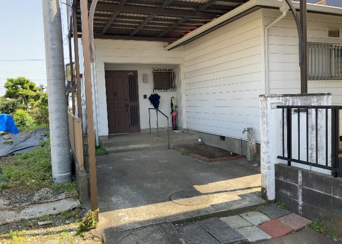 駐車場と明記されていても、最小スペースでつくられた駐車場だと大型車は駐車できなかったり、出入りしにくくなったりする可能性があります。お車のサイズと購入したい物件の駐車場のサイズを現地で確認しましょう。