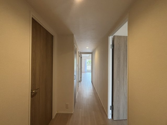 【廊下】　玄関から直接居住空間が見えづらく、プライバシーを確保しやすい設計です。(2026年3月　クロス・フローリング貼替、建具交換)