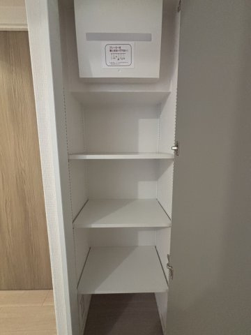 【収納/廊下】　棚の高さ調節が可能です。掃除道具や季節家電などの収納にも重宝しそうです。