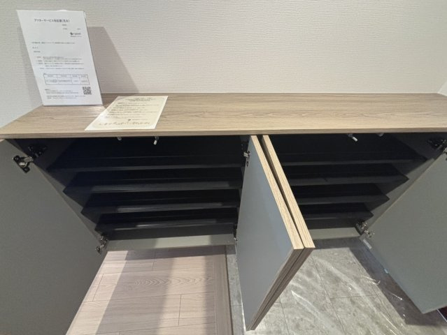 【収納/玄関】　普段良く使う靴は、収納下部に置いておけば、サッと取り出せて便利です。