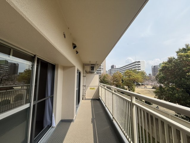 【バルコニー】　2階部分のため、高所が苦手でも過ごしやすい高さです。南側につき陽当たり良好で、幅広い世帯が暮らしやすい住環境も魅力です。