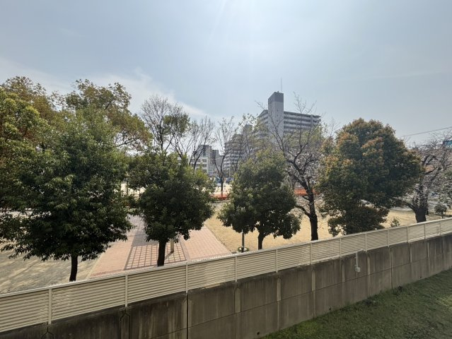 【眺望】　南側バルコニ―から南西方向を望むと、前面に緑豊かな公園が広がり、自然を感じながら過ごすことができます。