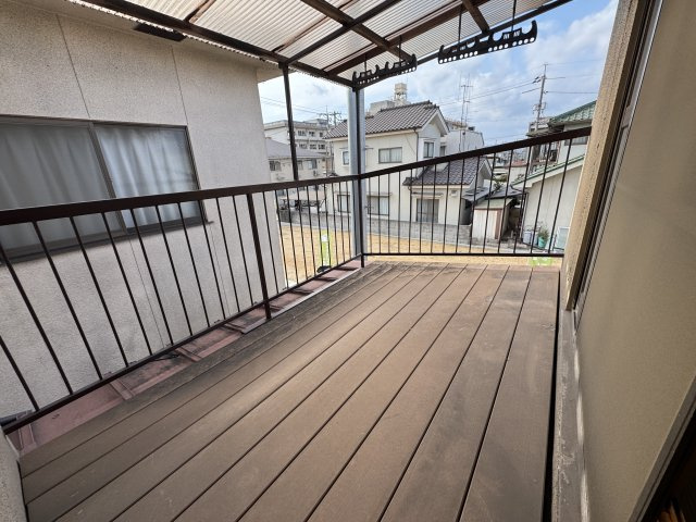 屋根付きのベランダで、天候を気にせず洗濯物を干すことができます。物干し金具も設置されており、日常使いに便利です。広さもあるため、洗濯以外にもちょっとした外時間を楽しめるスペースです。