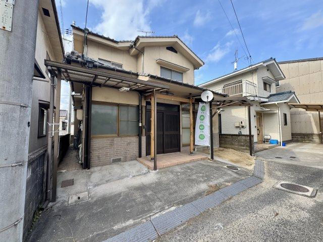 和の趣を感じさせる、落ち着いた佇まいの玄関。玄関ドアは使い勝手の良い引き戸仕様で、開閉時にスペースを取らず出入りがスムーズです。重厚感ある木の風合いと相まって、住まいの顔として印象に残る玄関です。