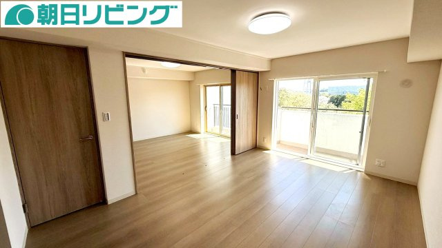 リビング19帖と隣に面した約7帖の洋室は引き戸を開放して広々リビングとしても使えます