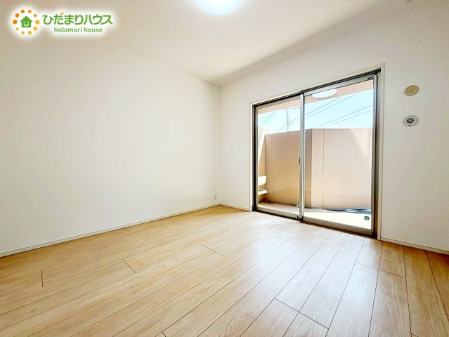 バルコニーに面していて、たっぷり光りの入る明るい主寝室です！
