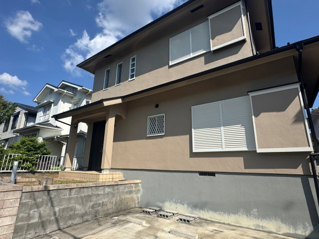 屋根・外壁塗装済み！落ち着いた色合いが特徴で、住まいの高級感を引き立てます。