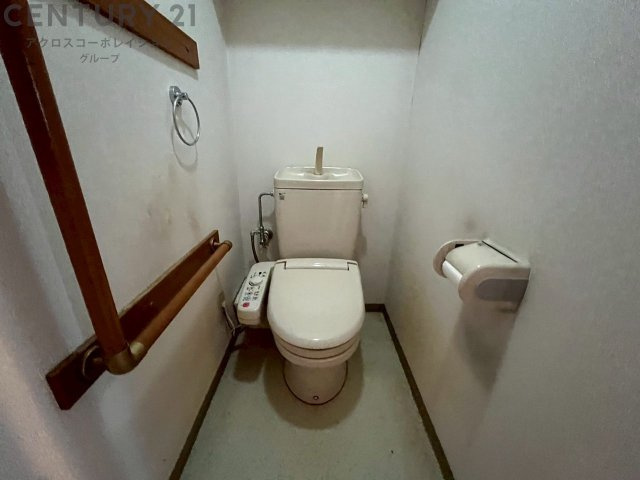 温水洗浄便座付トイレは温水洗浄機能により、暖かい水でおしりを洗浄することができ、冷たい水を使う従来の便座に比べ、温水洗浄機能で暖かいトイレを提供し、快適な使用を可能にします。