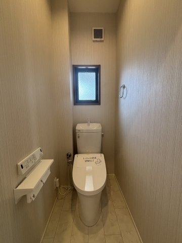 白を基調とした清潔感のあるトイレ