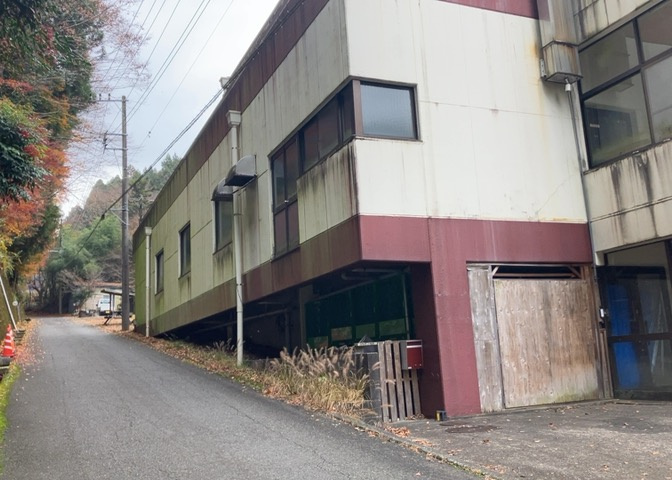 土地の形が極端に長細かったり、狭小地、あるいは道路との高低差がある傾斜地だった場合、後々売ろうとしても買い手がつかない場合もあります。後々、売却することになった時に価値の下がらない土地を選びましょう。