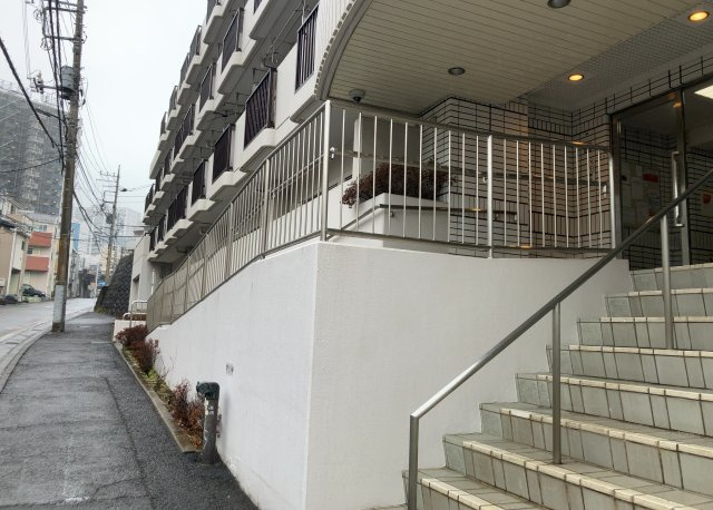 物件によっては、入居者が個人的に使用できる専用庭がついているものもあります。また、住宅の中にある土間の部分を庭と呼ぶこともあります。庭の用途は住む人によって変わり、それによってデザインもさまざまです。