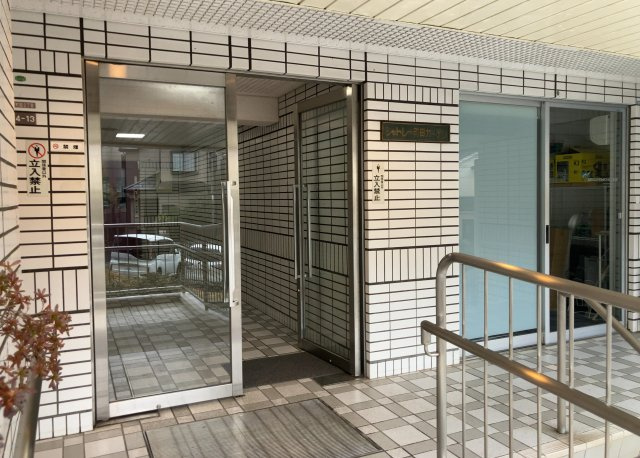 マンションのエントランスには、もともと風よけや防犯の役割がありますが、マンションによって宅配ボックスなどの設備が備わっている所もあります。日々の生活をイメージしながら生活しやすさをチェックしましょう。