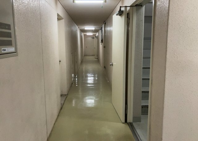 共用部分は、一棟の建物に住む区分所有者全員が共同で所有するとし、共用部分の管理、補修などは、区分所有者で形成される管理組合が行います。個人の判断で勝手に変更することはできませんので覚えておきましょう。