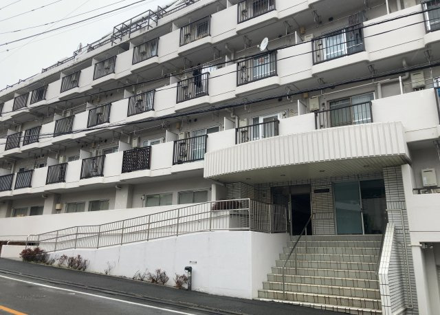 眺望の良さを楽しめるダイニングキッチンで家族団らんの時間を過ごしてはいかがでしょうか。バルコニーから見える景色を家族で眺める時間は、時間が経つのを忘れてしまいそうですね。是非、現地を見に行きましょう！