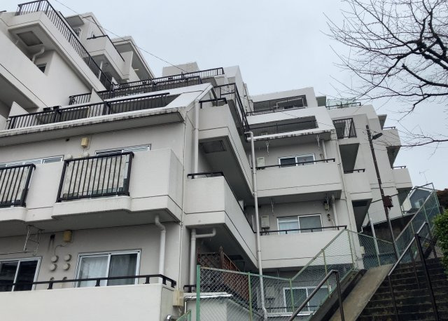 道幅が広い場所は日当たりや風通が良好です。幅が広いのですれ違いも可能ですし大きな車でも駐車可能！一方で、大型車が通ることも多くなるため交通量の増加により騒音に繋がります。また土地の値段が高くなります。