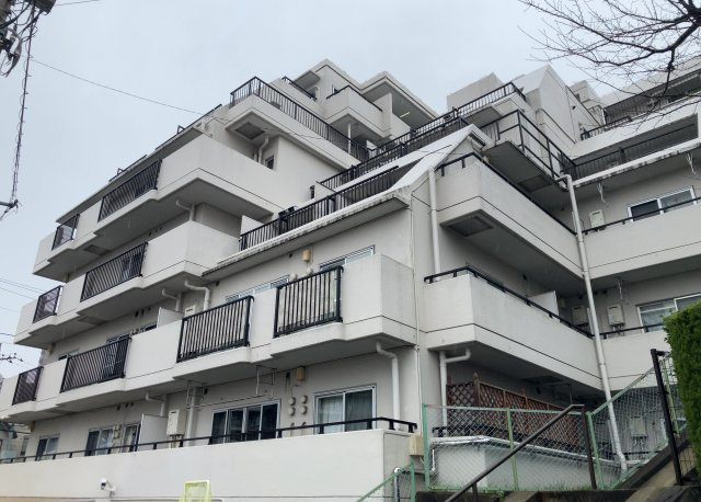ＲＣ造、Reinforced　Concreteは直訳すると補強されたコンクリートです。主に柱や梁・床・壁が鉄筋とコンクリートで構成おり、鉄筋を組んだ型枠にコンクリートを流し込んで固めたものを指します。