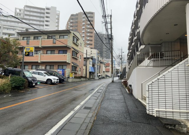 眺望を気にして物件を探す場合、前面に建物が建っていないか現地で確認しましょう！前面に建物があると景色はもちろん、日当たりや風通しにも影響が出てきます。住んだ時のことを想像しながら現地見学をしましょう。