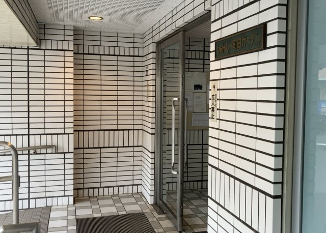 玄関は家の顔でもあり、家族以外の目にも止まる場所です。玄関は外との間を仕切る扉、靴などをしまっておく収納スペース、靴脱ぎのたたきスペース、来客とのやり取りをするドアホンなど複数のアイテムからなります。
