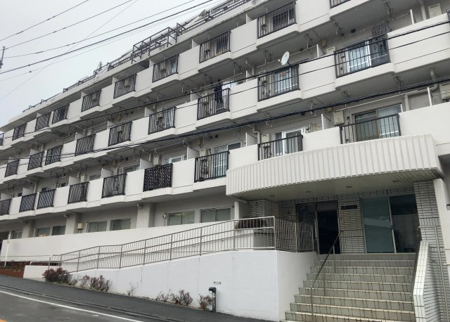 外観はマンション管理がされているかの目安になります。築年数が古いと、壁面は劣化してひび割れが生じることも！建物が古びていても細かいところが修繕されていると、きちんと管理されているなぁと感じるでしょう。