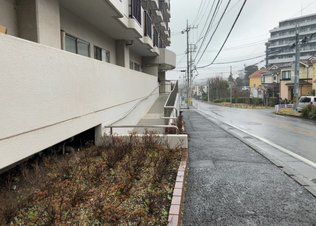 駐車場と明記されていても、最小スペースでつくられた駐車場だと大型車は駐車できなかったり、出入りしにくくなったりする可能性があります。お車のサイズと購入したい物件の駐車場のサイズを現地で確認しましょう。