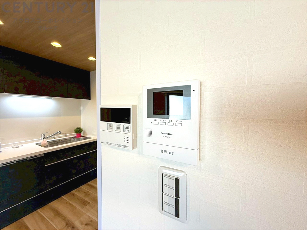 訪問者が来たときにテレビ画面で確認できるため、安心してドアを開けられます。録画機能があるものもあり、留守中に来訪者を記録しておくことができます。利便性が高く、セキュリティ面でも安心です。