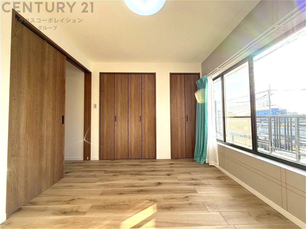 明るい色合いのフローリングとクロスを使用した洋室は家具やインテリアとも調和しやすく空間が広く感じられ開放感を生み出します。自然光を効果的に反射し、室内を明るく保つため、日中の照明使用を抑えられます。