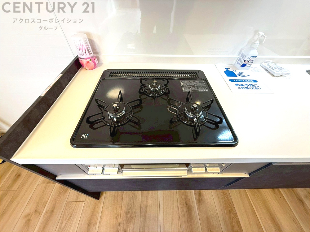 多数の調理器具を同時に使用でき、料理の効率化が可能。省エネで節約になり、様々な料理スタイルに適応できます。また、火力調整が独立しており、手入れや掃除もしやすく、今よりもっとお料理が楽しくなるかも。