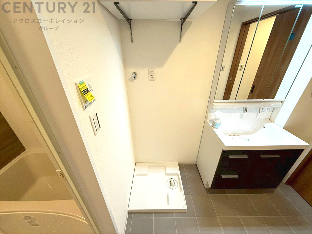 洗濯物の仕分け作業がしやすく、整理整頓が容易になります。洗濯音や湿気を他の部屋に持ち込まず、生活環境を快適に保ちます。上部を活用すれば収納スペースを確保でき洗剤や洗濯用品の整理もしやすくなります。