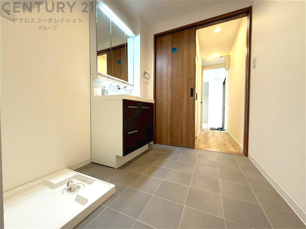 衣服の収納や脱ぎ着や整理整頓がしやすく、湿った衣類を乾燥させるスペースがありカビや臭いの発生を防ぎます。床の汚れを他の部屋に持ち込まず清潔を保つことができます。また快適な入浴環境の整備にも役立ちます。