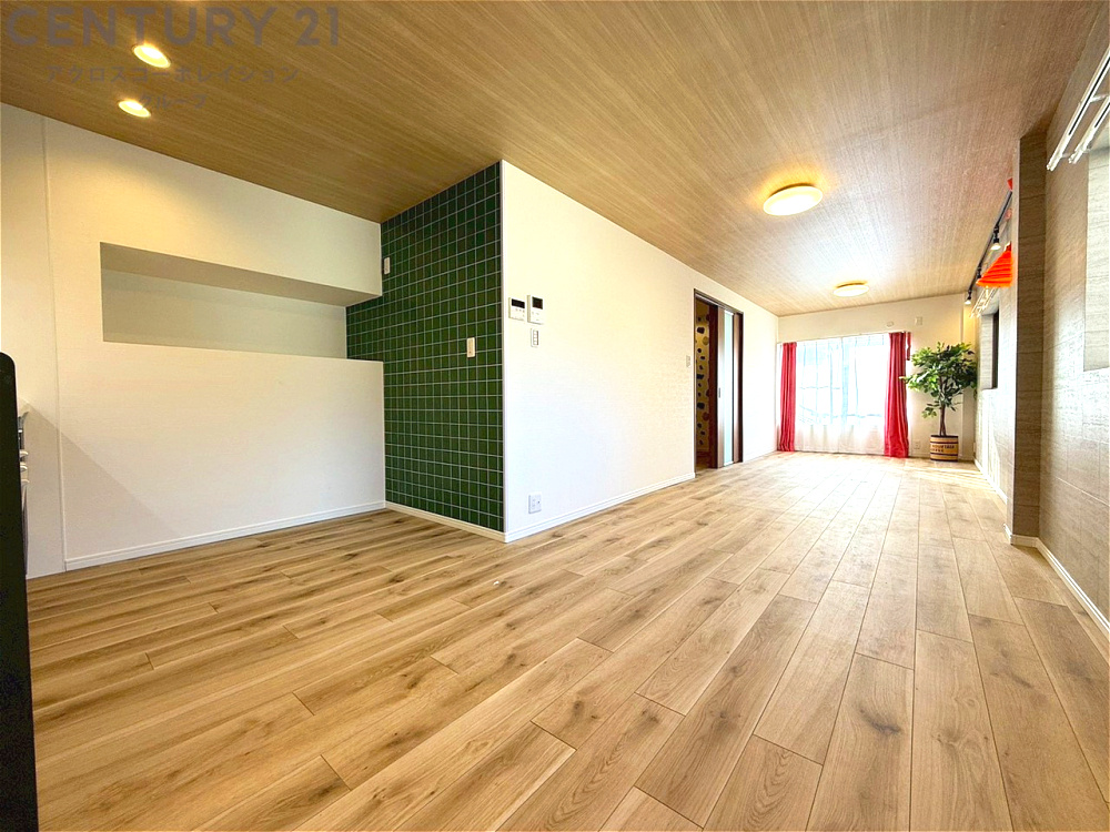 リビングダイニングは家族や友人とのコミュニケーションを楽しむ場所でくつろぎながら食事や会話を楽しめ、多目的に利用できリラックスできる空間です。家庭内の中心として機能し、快適な生活をサポートします。