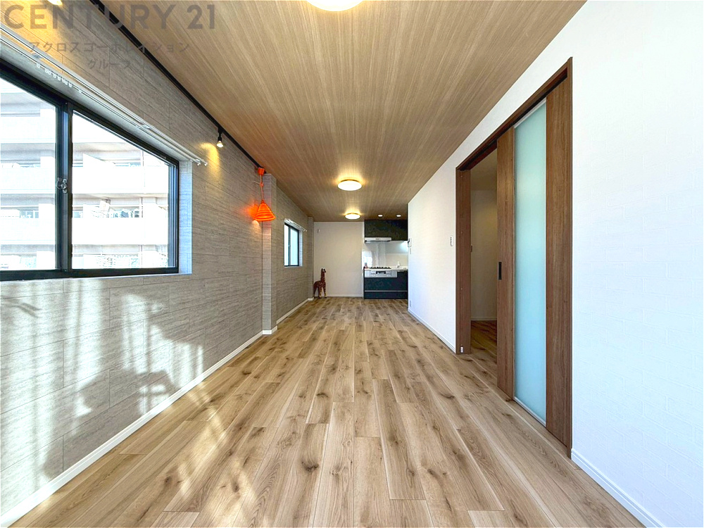 リビングダイニングは家族や友人とのコミュニケーションを楽しむ場所でくつろぎながら食事や会話を楽しめ、多目的に利用できリラックスできる空間です。家庭内の中心として機能し、快適な生活をサポートします。