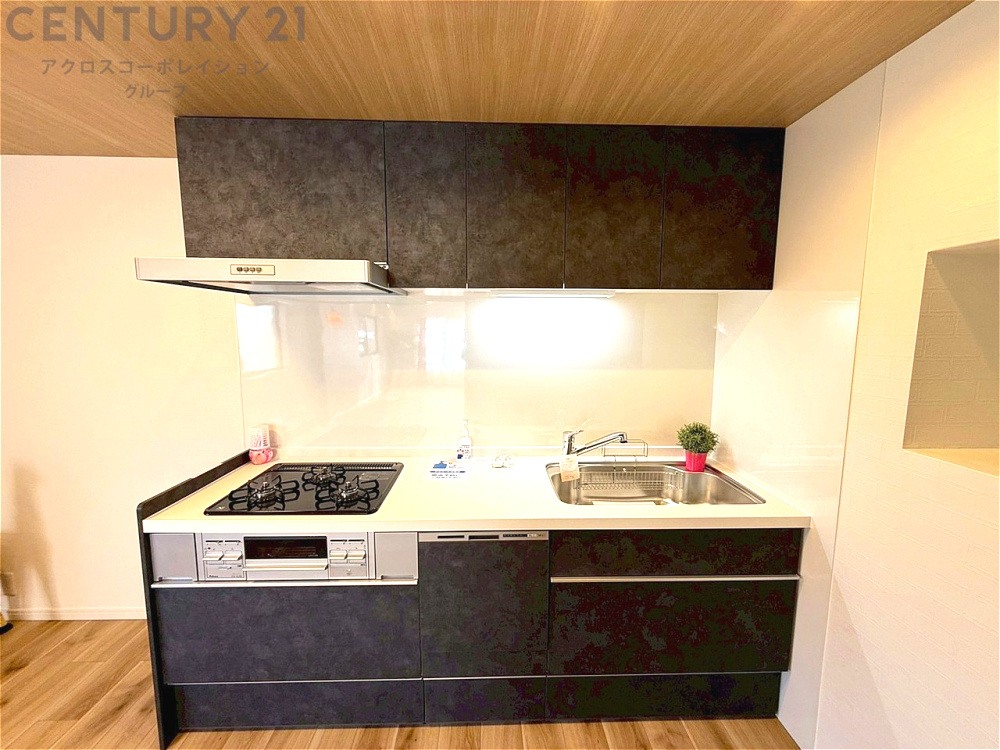 壁付けシステムキッチンはスペースの最大限の有効活用が可能で、動線がスムーズになり調理や準備が快適で効率的に行えます。収納スペースや吊り戸棚が設けられ、調理器具や食器類をスマートに収納できます。