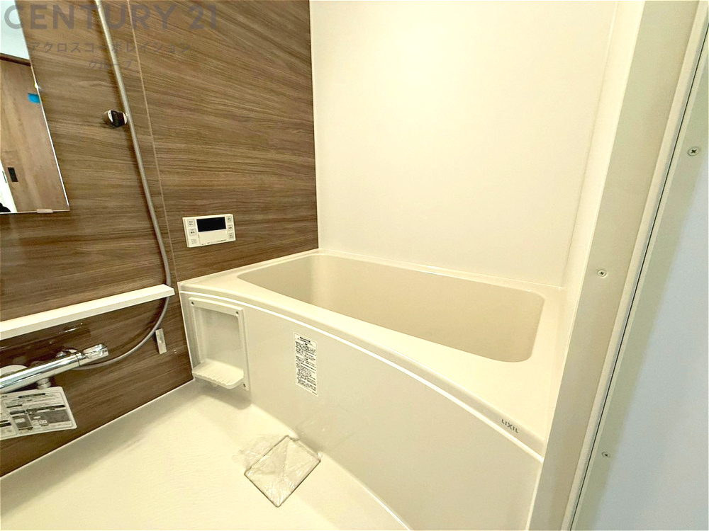 ユニットバスは省スペースでありながら、シンプルな設計と使いやすさを備え、簡便なメンテナンスが可能です。またミラー・小物置き場もあり便利です。