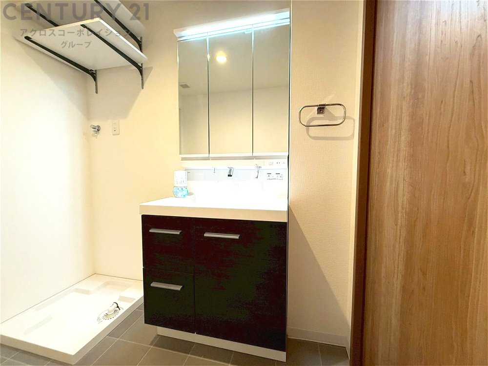 化粧品や洗顔料、歯ブラシなどの必需品をまとめて置ける収納スペースがあり、使用するたびに取り出す手間が省けます。また、水回りのため、濡れても大丈夫な素材が使用されており、お手入れが簡単です。