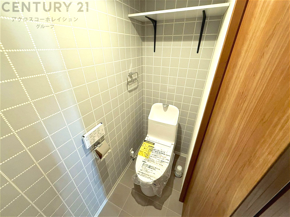 温水洗浄便座付トイレは温水洗浄機能により、暖かい水でおしりを洗浄することができ、冷たい水を使う従来の便座に比べ、温水洗浄機能で暖かいトイレを提供し、快適な使用を可能にします。